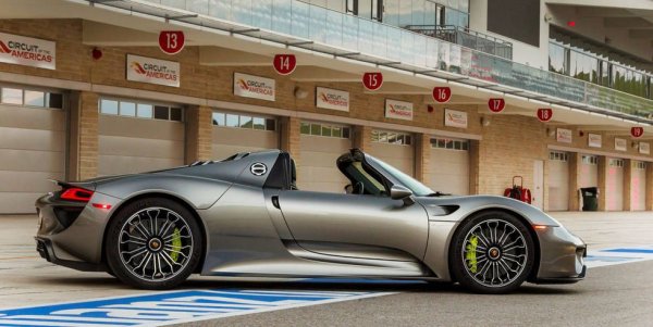 Тук е използвана формула сходна на тази от Carrera GT &ndash; страхотно решение при флагман моделите на Porsche, нали?